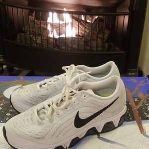 One wear ladies Nike Tailwind 6 sneaker size 7.5